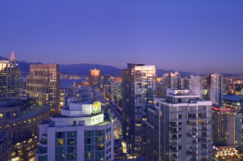 Rosedale on Robson Suite Hotel gebouw en uitzicht
